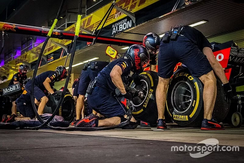 Red Bull Racing RB15 pitstop