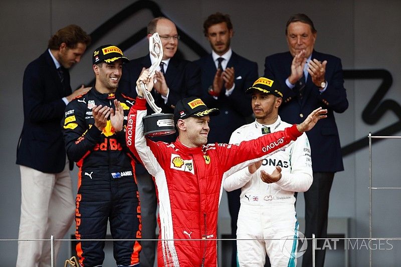 Podio: segundo lugar Sebastian Vettel, Ferrari, levanta su trofeo