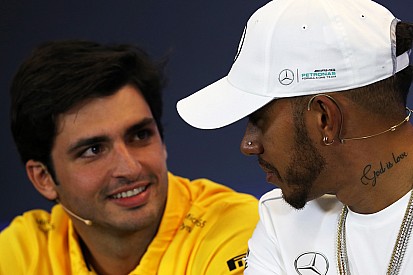 Sainz : Hamilton est "toujours performant sous la pression"
