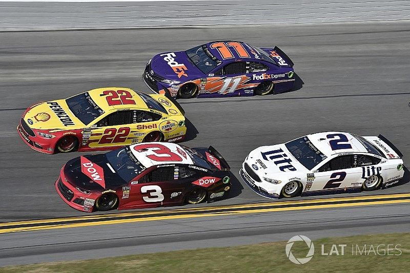 Joey Logano, Team Penske Ford Fusion, Austin Dillon, Richard Childress Racing Chevrolet Camaro, Denn