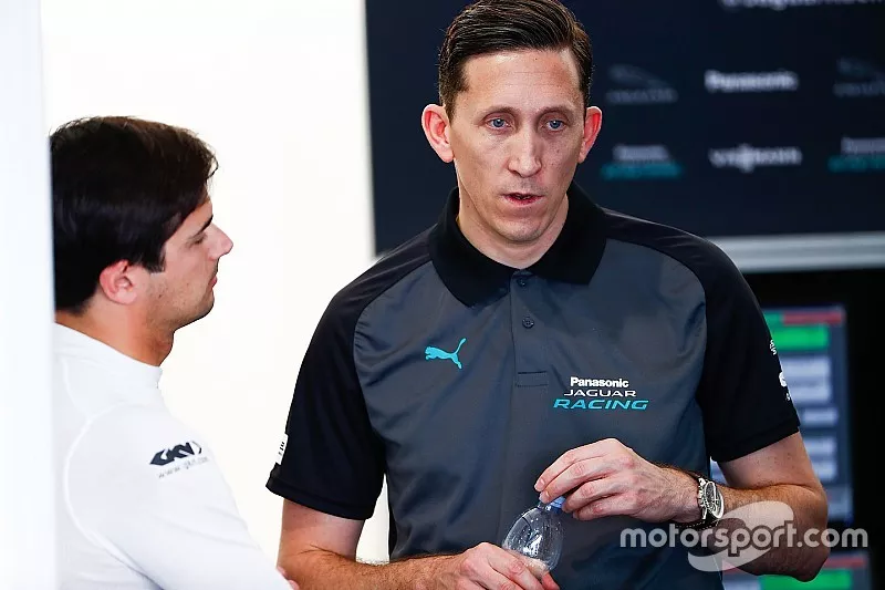 Nelson Piquet Jr., Jaguar Racing, hablando con James Barclay, Director del equipo, Jaguar Racing