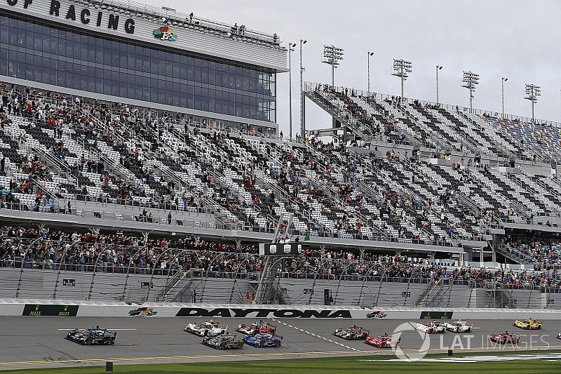Arrancada: #10 Wayne Taylor Racing Cadillac DPi, P: Renger van der Zande, Jordan Taylor, Ryan Hunter