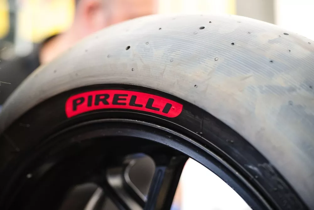 ピレリ、2027に使用するMotoGPタイヤでのテストを無事完了。18名の