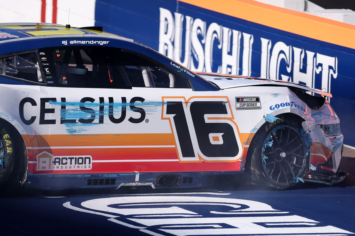 Surprise tire issues wreak havoc during only NASCAR Cup practice in Phoenix