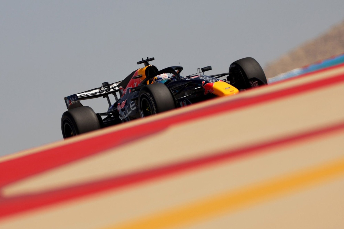 Test de Bahrein F1: Verstappen lidera la primera mañana; cautela en Aston, actividad en Williams