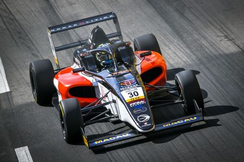 マカオF4レースで佐藤凛太郎が3位表彰台！ 父・琢磨の優勝思い起こさ