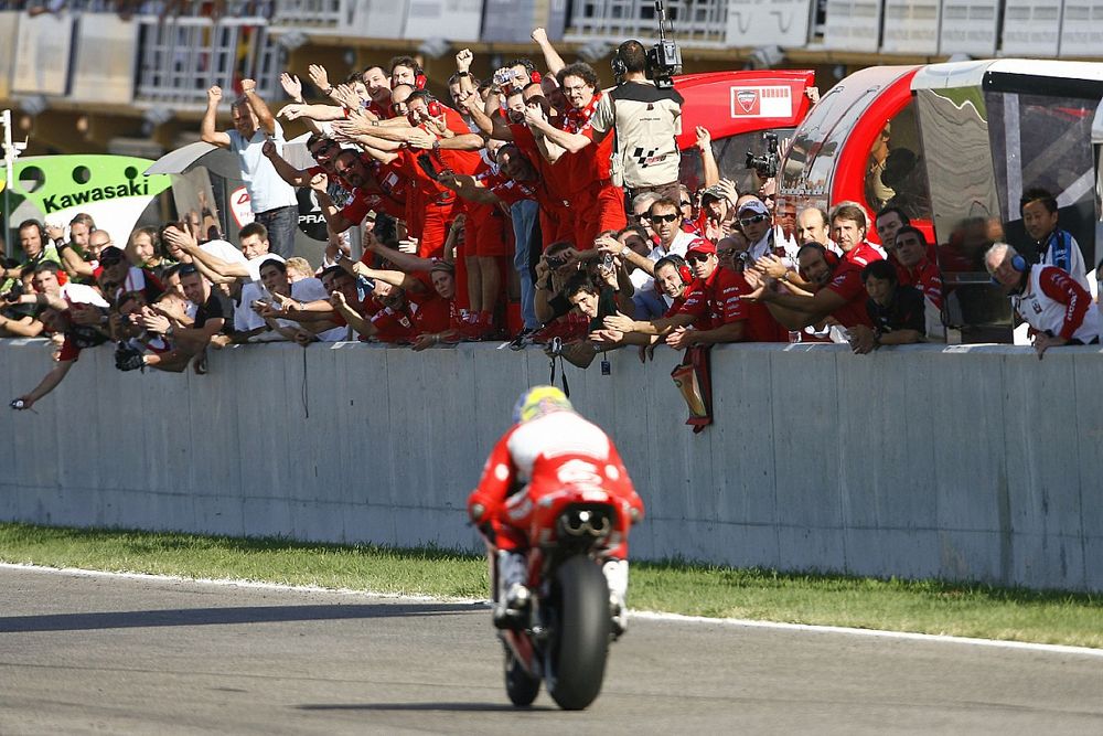Troy Bayliss wins the race