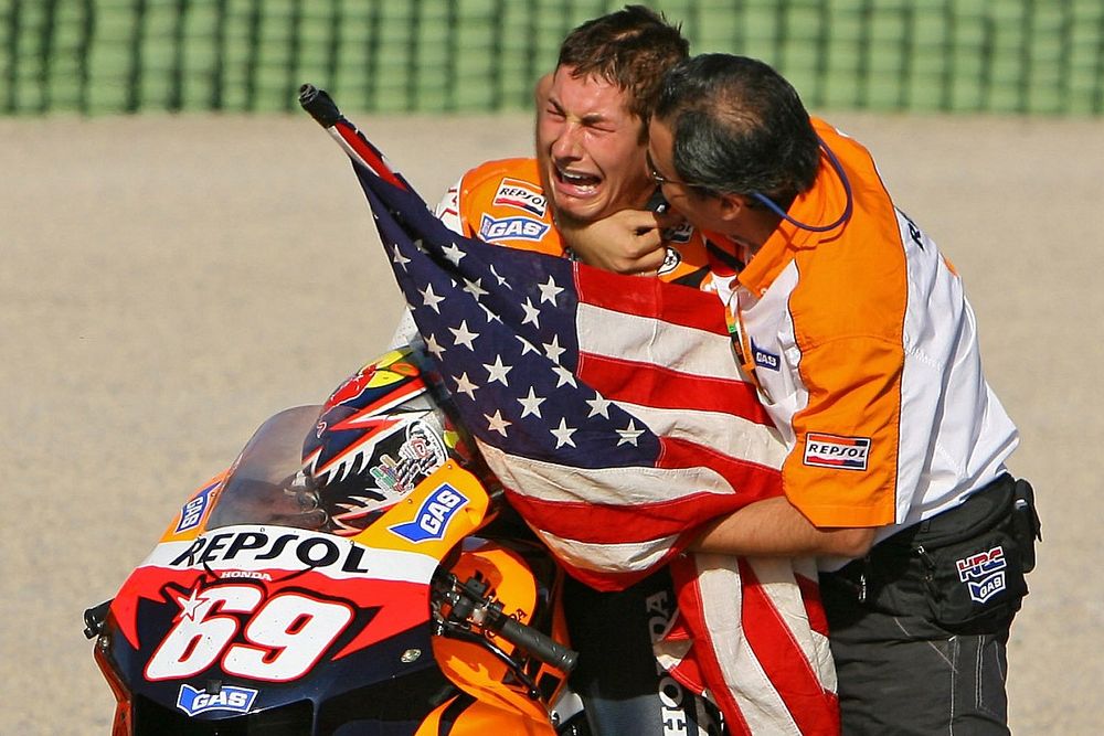 El Campe&oacute;n Mundial de MotoGP 2006 Nicky Hayden celebra