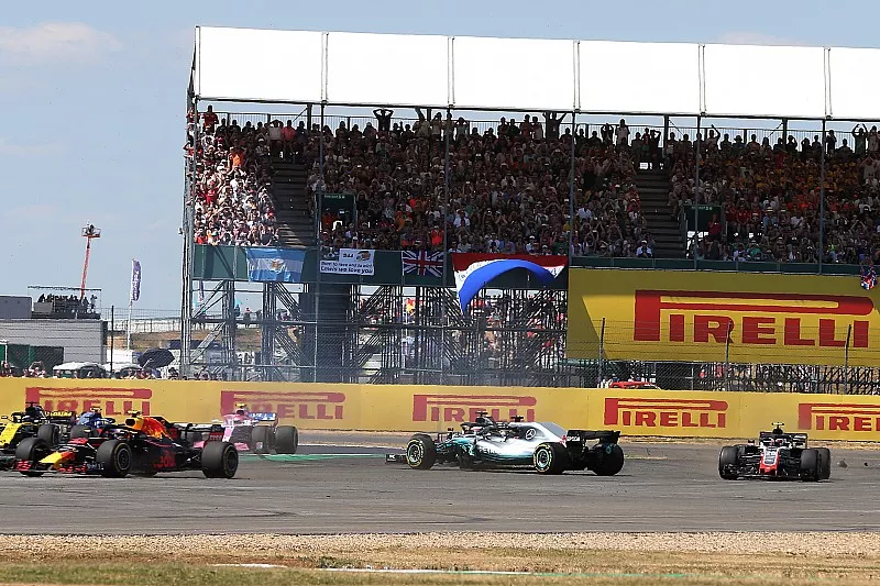 Lewis Hamilton, Mercedes-AMG F1 W09 hace un trompo debido al toque de Kimi Raikkonen al inicio de la carrera