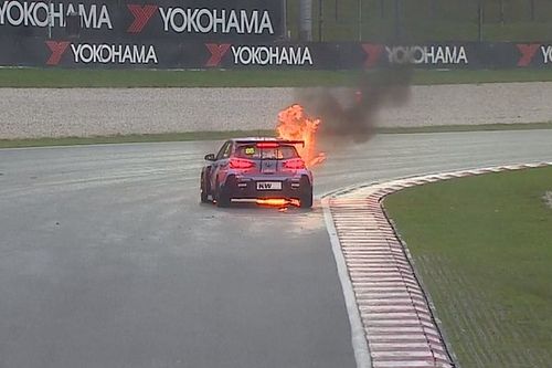 Guerrieri gana en un caos en Sepang que tuvo hasta fuego; Azcona, 2&ordm;