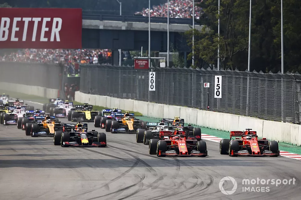 Charles Leclerc, Ferrari SF90, precede Sebastian Vettel, Ferrari SF90, Lewis Hamilton, Mercedes AMG F1 W10, Max Verstappen, Red Bull Racing RB15, Carlos Sainz Jr., McLaren MCL34, e il resto delle auto all'inizio della gara