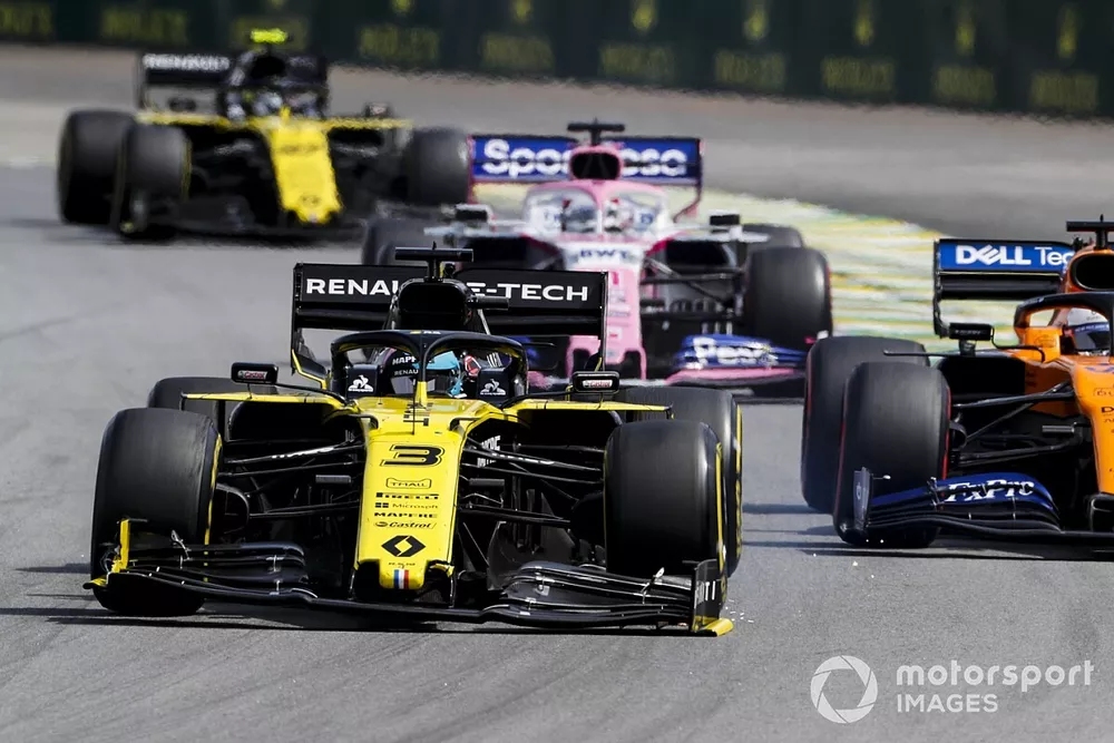 Daniel Ricciardo, Renault F1 Team R.S.19 con el aler&oacute;n delantero roto, Carlos Sainz Jr, McLaren MCL34, Sergio P&eacute;rez, Racing Point RP19 y Nico Hulkenberg, Renault F1 Team R.S. 19 