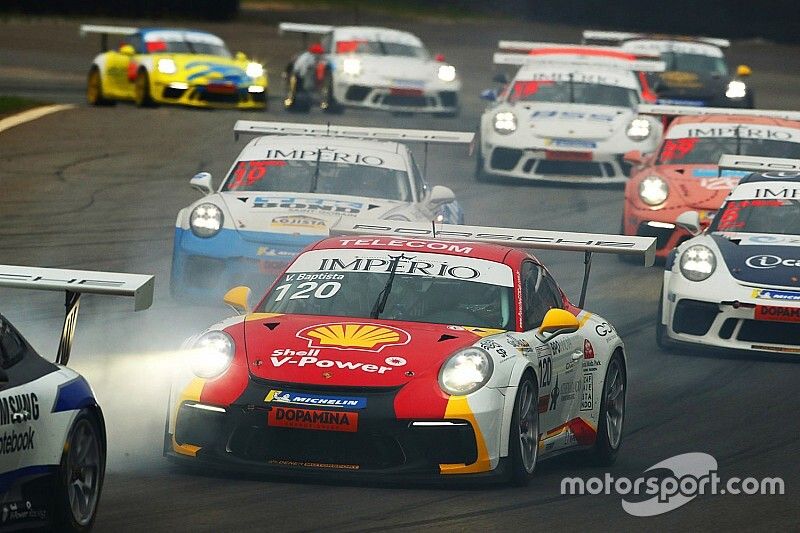 Disputa da Carrera Cup 40 em Interlagos