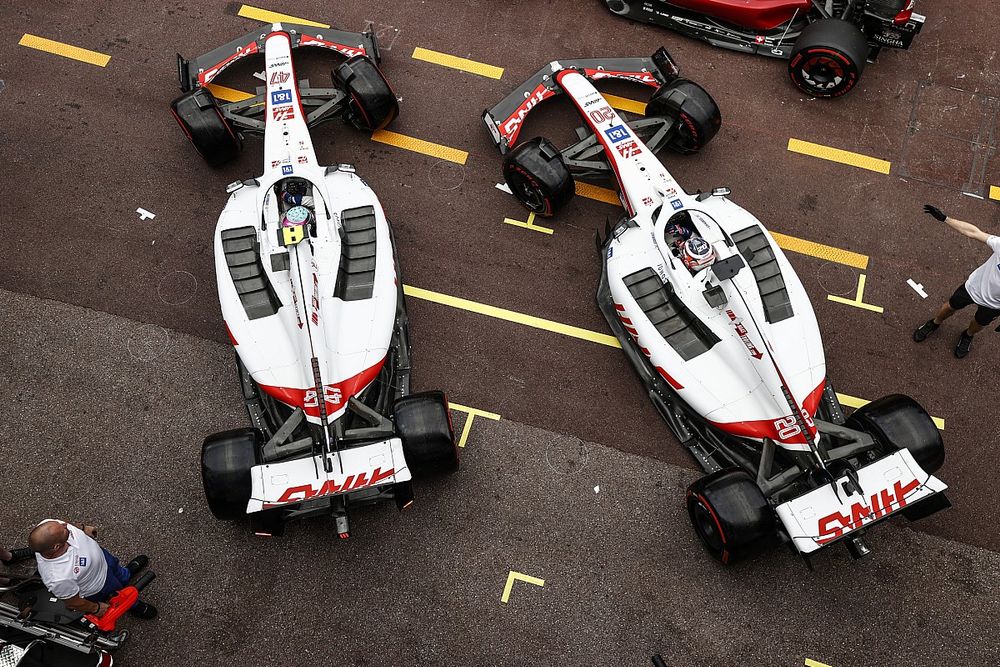Mick Schumacher, Haas VF-22, and Kevin Magnussen, Haas VF-22, in the pit lane