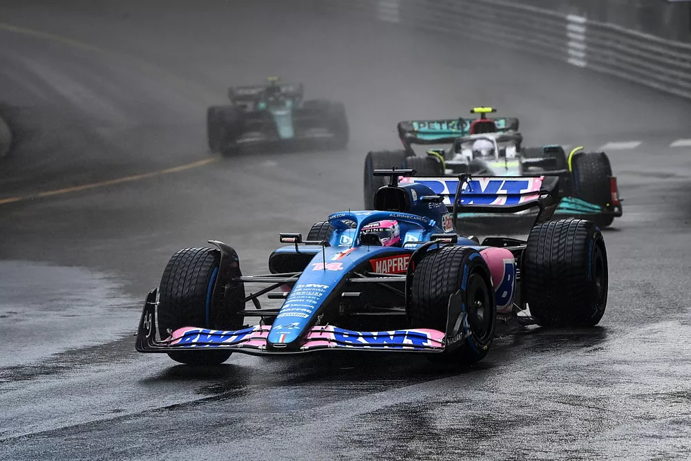 Fernando Alonso, Alpine A522, Lewis Hamilton, Mercedes W13