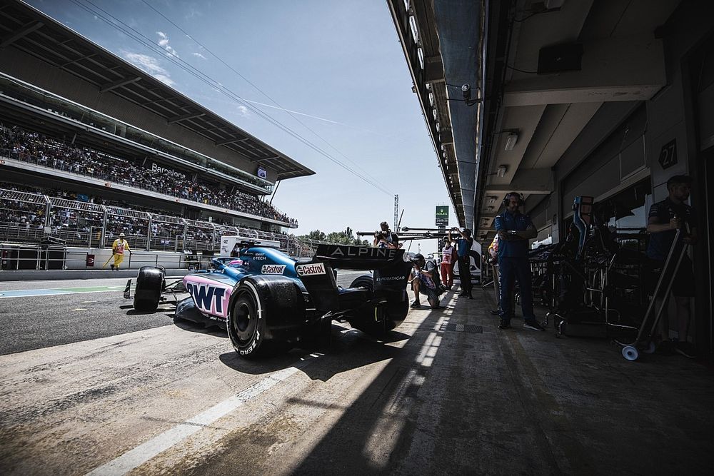 Fernando Alonso, el Alpine A522 sale del garaje