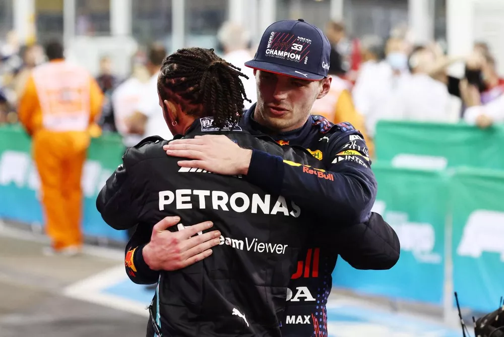 Lewis Hamilton, Mercedes, deuxi&egrave;me, f&eacute;licite Max Verstappen, Red Bull Racing, vainqueur