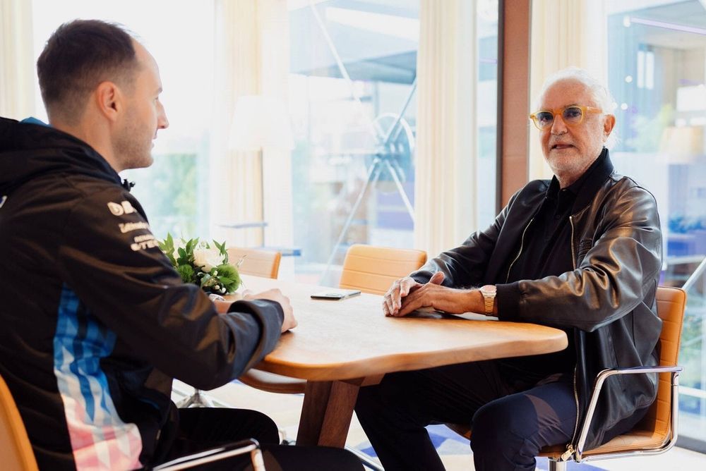 Oliver Oakes, director de Alpine F1 y Flavio Briatore, asesor ejecutivo de Alpine F1