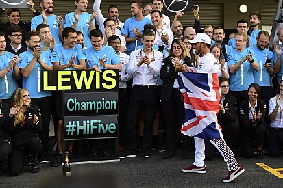 Mercedes patronu Dieter Zetche Hamilton'ı kutladı