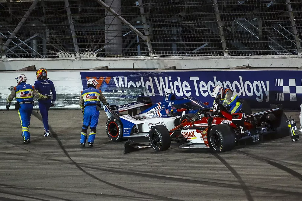 Alex Palou, Chip Ganassi Racing Honda, CrashRinus VeeKay, Ed Carpenter Racing Chevrolet