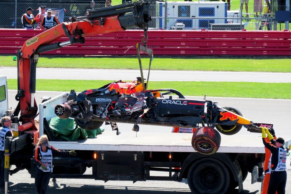 Max Verstappen, Red Bull Racing RB16B en una grúa tras su accidente