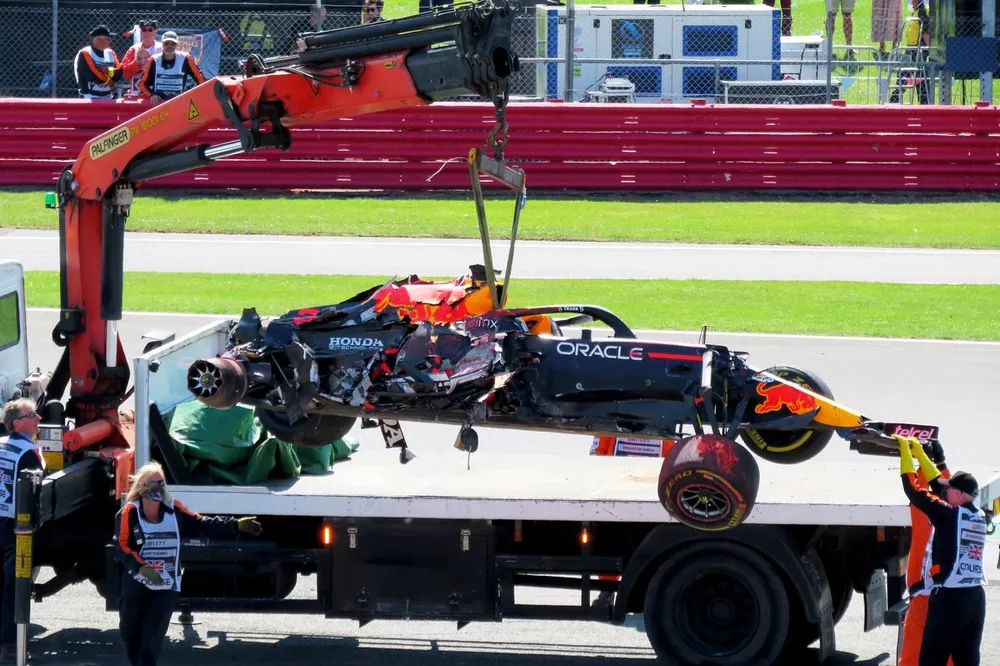 De Red Bull Racing RB16B van Max Verstappen wordt op een truck geladen