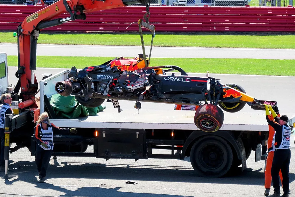 La Red Bull Racing RB16B de Max Verstappen &eacute;vacu&eacute;e par un camion apr&egrave;s l'accident