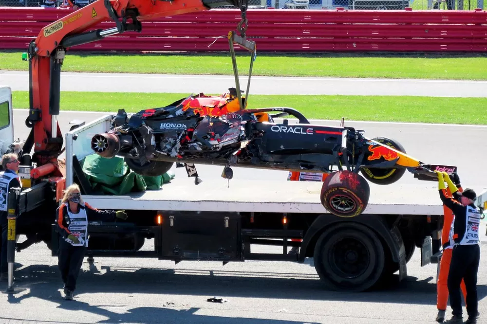 Max Verstappen, Red Bull Racing RB16B is loaded onto a truck after his crash
