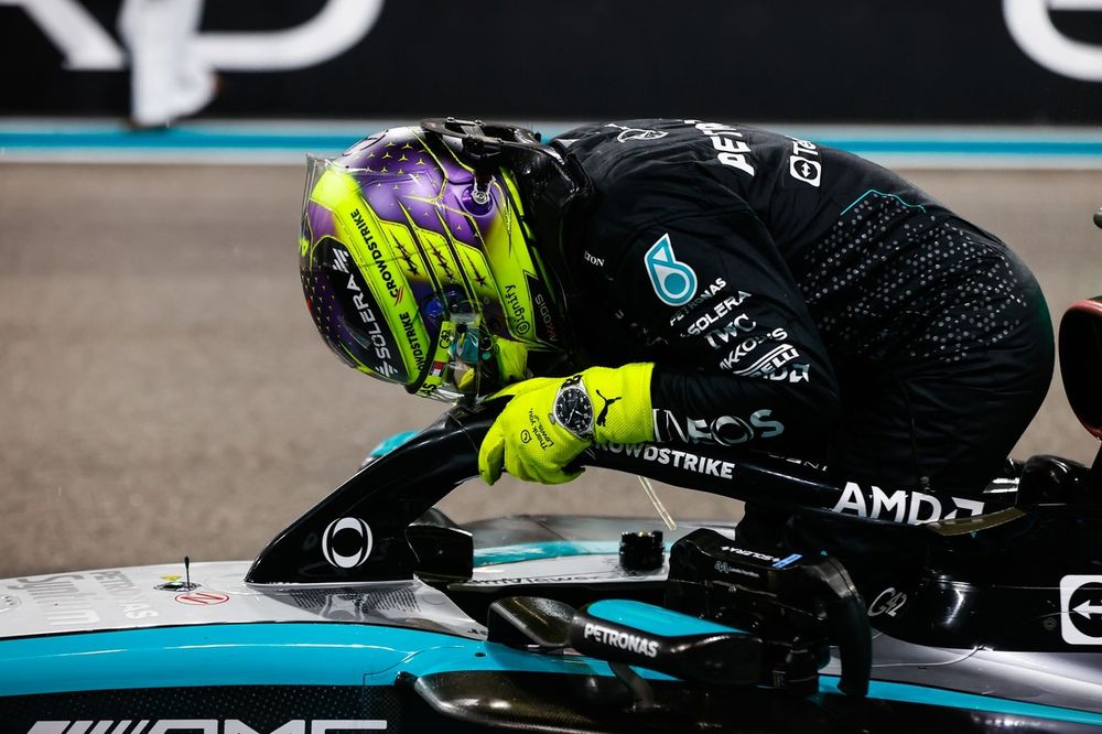 Lewis Hamilton, da Mercedes-AMG F1 Team, comemora no grid ao final da corrida