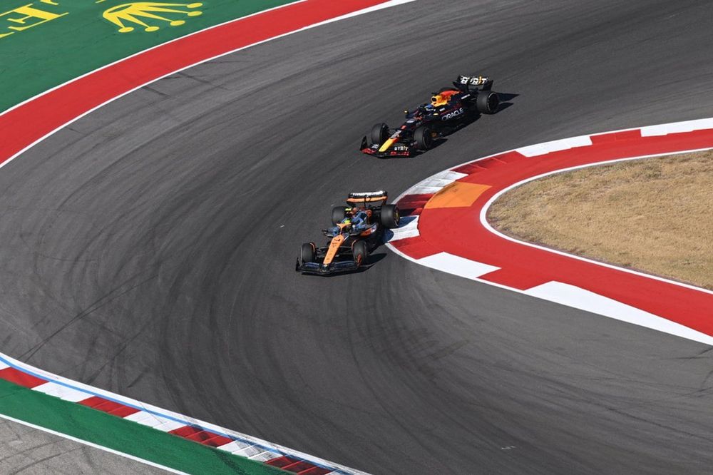 Lando Norris, McLaren MCL38, Max Verstappen, Red Bull Racing RB20 