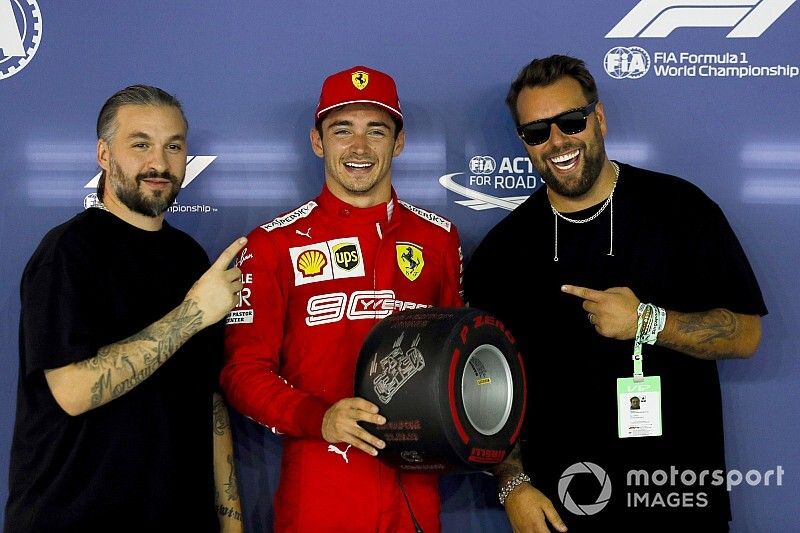 Ganador de la pole Charles Leclerc, Ferrari, recibe el premio Pirelli Pole Position de Swedish House Mafia, DJs   