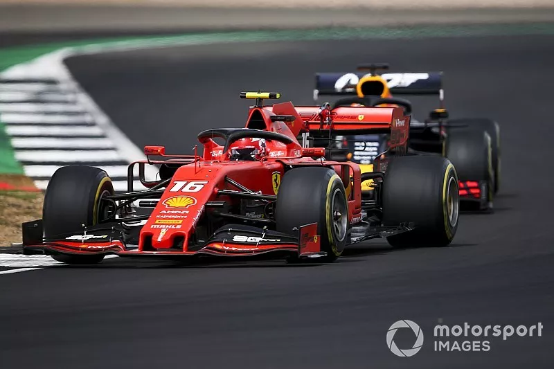 Charles Leclerc, Ferrari SF90, precede Max Verstappen, Red Bull Racing RB15