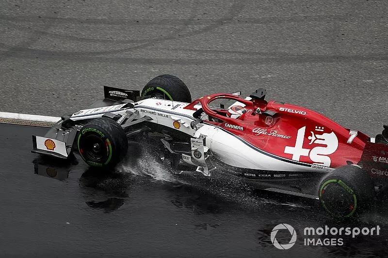Kimi Raikkonen, Alfa Romeo Racing C38, rejoins after a trip into the gravel