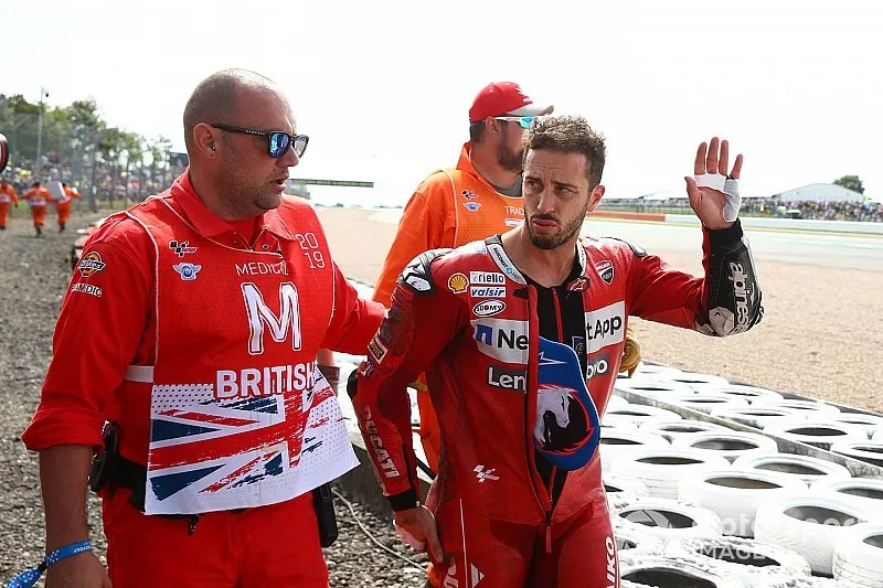 Andrea Dovizioso, Ducati Team, dopo la caduta