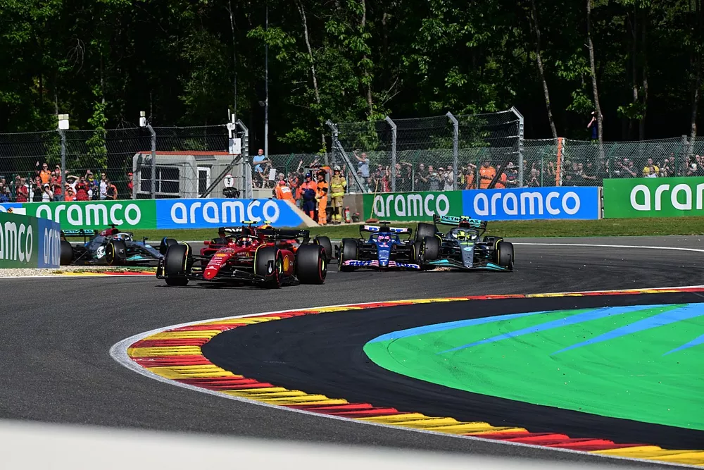 Carlos Sainz, Ferrari F1-75, as Lewis Hamilton, Mercedes W13, Fernando Alonso, Alpine A522, make contact