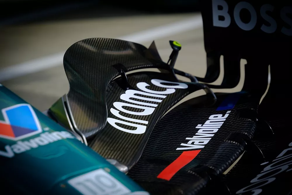 Detalle del aler&oacute;n delantero del Aston Martin AMR23