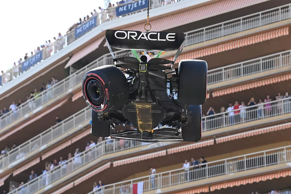 La Red Bull Racing RB19 de Sergio Perez transport&eacute;e hors du circuit par une grue