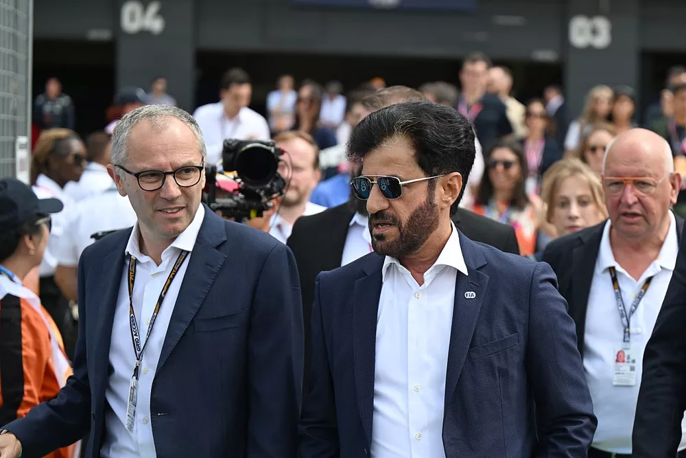 Stefano Domenicali, Director General de la F&oacute;rmula 1, y Mohammed bin Sulayem, Presidente de la FIA, en la parrilla de salida.