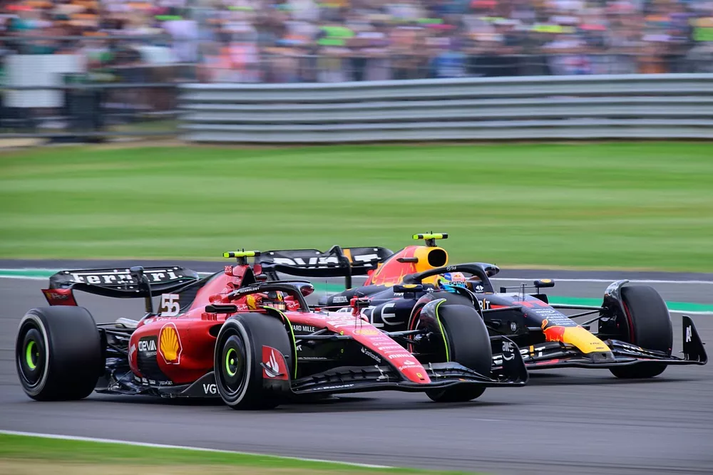 Carlos Sainz, Ferrari SF-23, Sergio P&eacute;rez, Red Bull Racing RB19