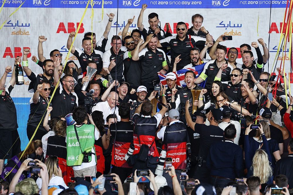 Sam Bird, Jaguar Racing, 2ª posición, Mitch Evans, Jaguar Racing , 1ª posición, James Barclay, Director del equipo, Jaguar TCS Racing, el equipo Jaguar TCS Racing celebra en el podio