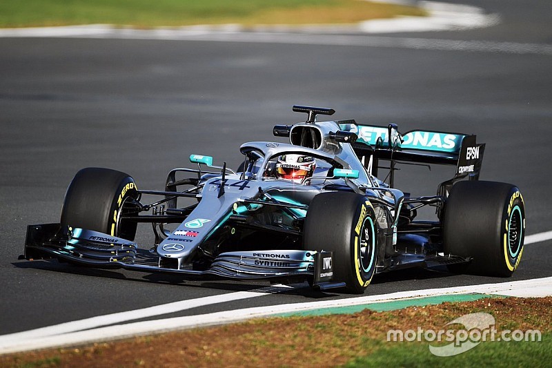 Mercedes, W10'u ilk kez Silverstone'da piste çıkardı!
