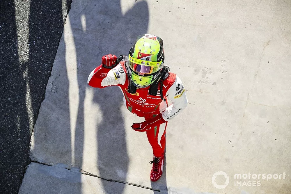 Le vainqueur Mick Schumacher, Prema Racing, dans le Parc Fermé