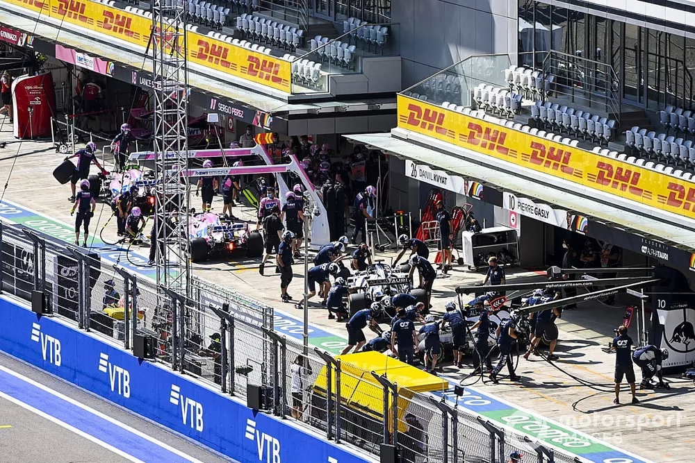 Daniil Kvyat, AlphaTauri AT01, y Pierre Gasly, AlphaTauri AT01