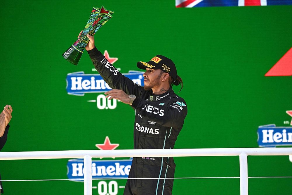 Podio: segundo lugar Lewis Hamilton, Mercedes AMG