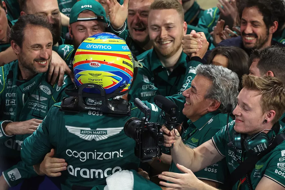 Fernando Alonso, Aston Martin F1 Team, derde, viert feest met zijn team in Parc Ferme.