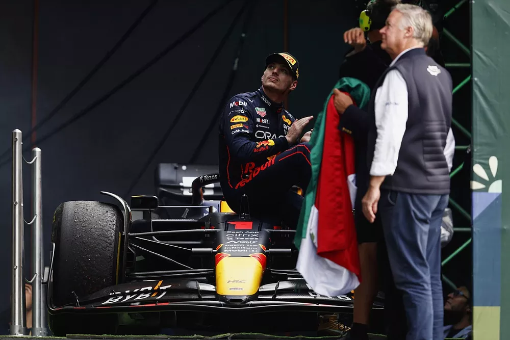 Le vainqueur Max Verstappen, Red Bull Racing, dans le parc ferm&eacute;
