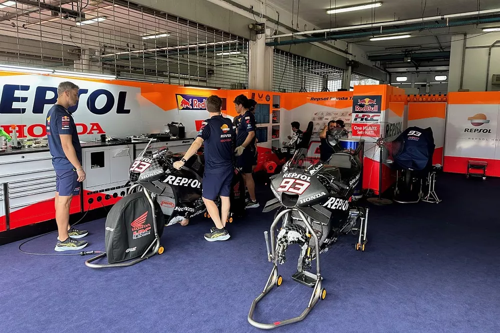 Repsol Honda Team garage sfeerbeeld