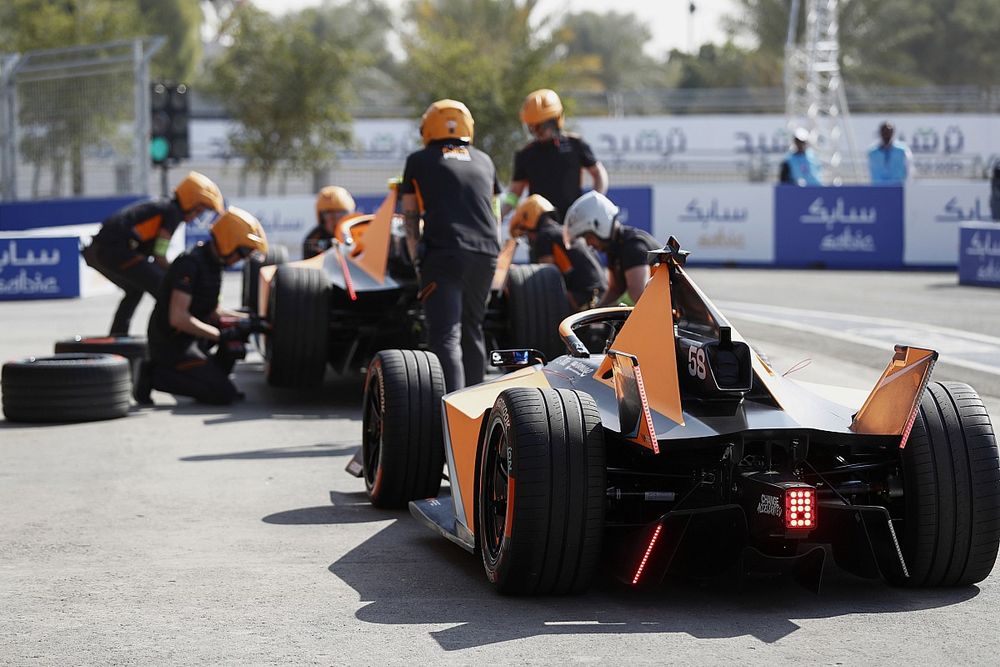 René Rast, NEOM McLaren Formula E Team, e-4ORCE 04, espera su parada en boxes