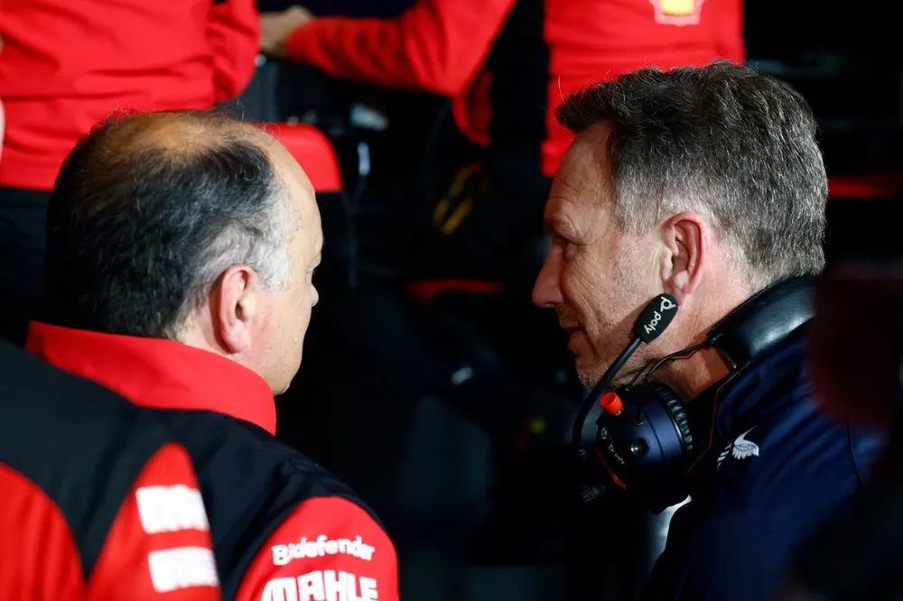 Frederic Vasseur, directeur de la Scuderia Ferrari, avec Christian Horner, Team Principal, Red Bull Racing