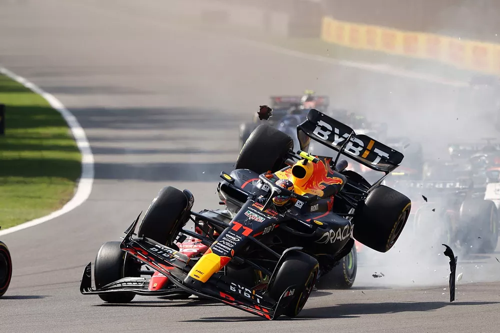 Charles Leclerc, Ferrari SF-23, Sergio P&eacute;rez, Red Bull Racing RB19, se tocan en la salida provocando el accidente del mexicano.